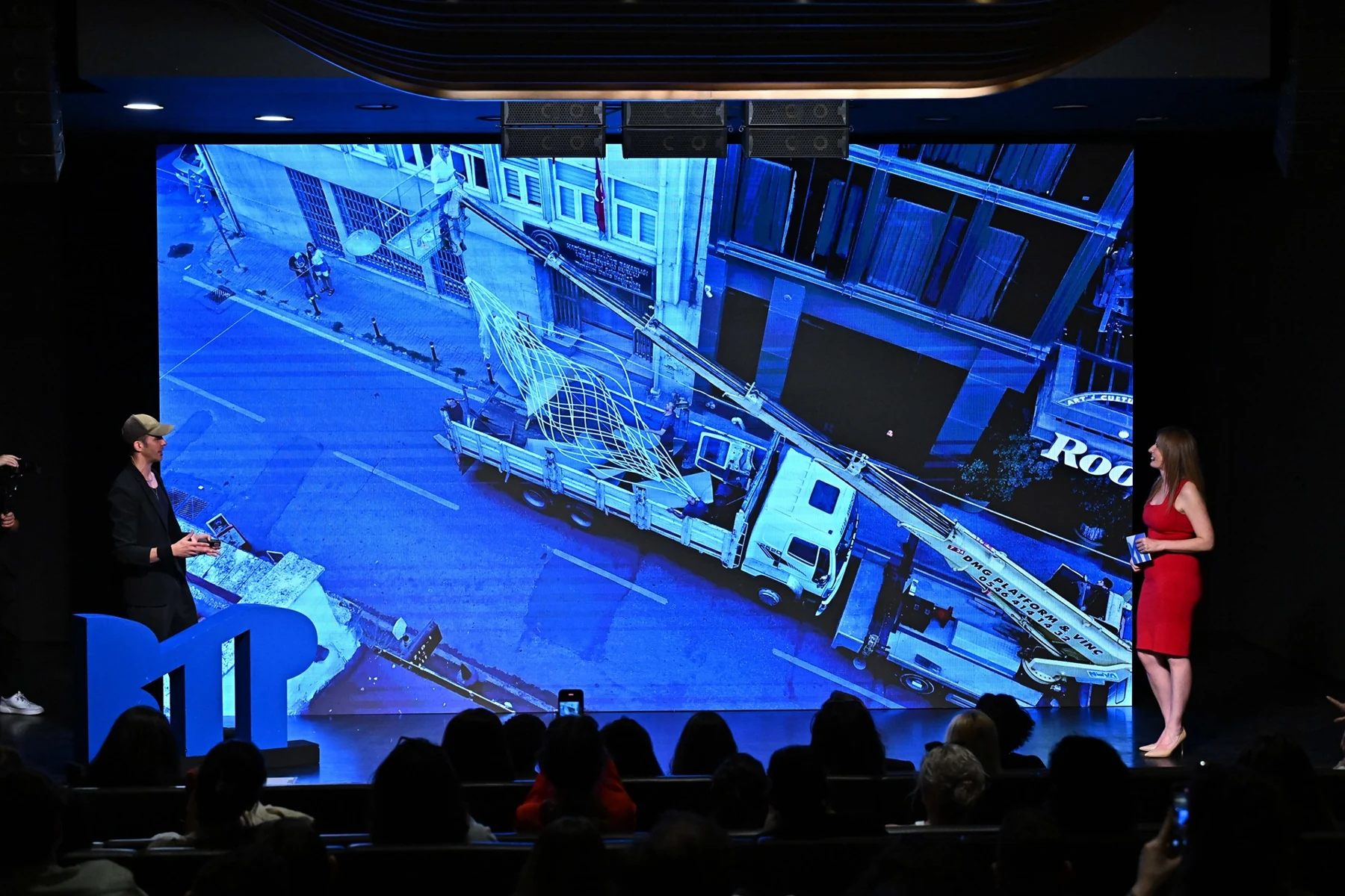 Tamer Nakışçı discussing Geo Flow with a construction photograph on the screen