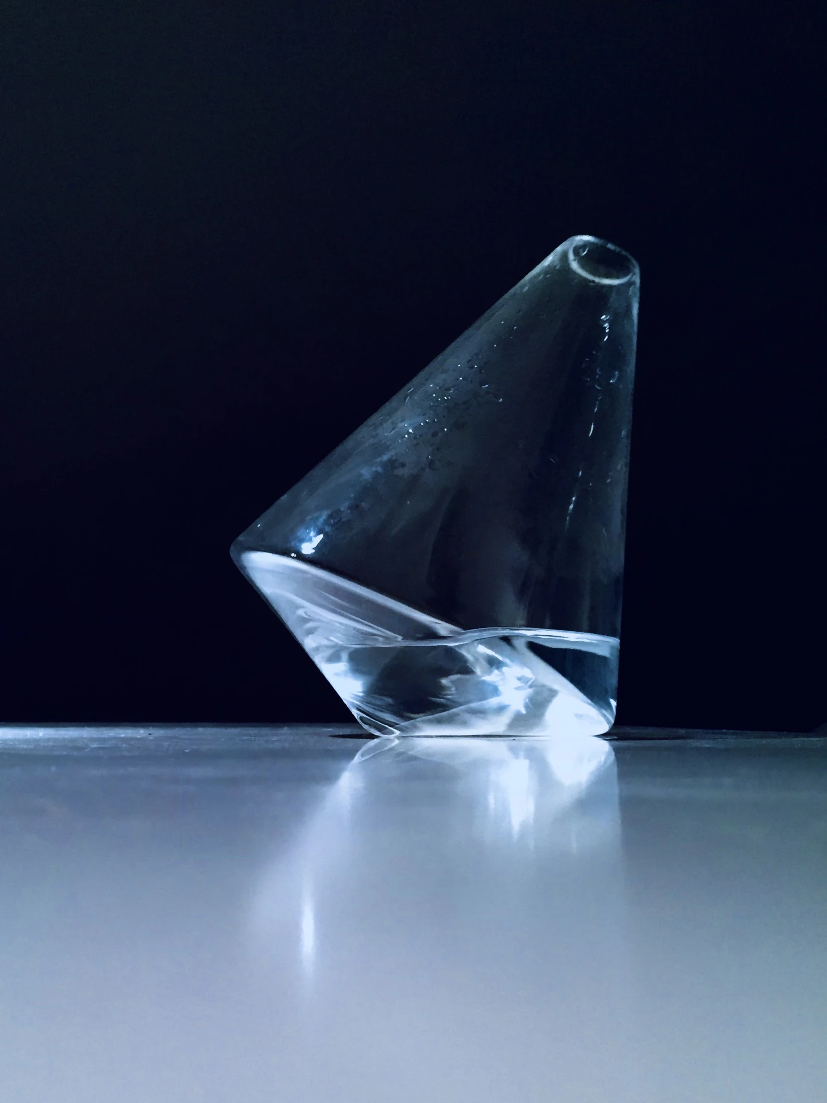 The sloping silhouette of the Omnia water jug